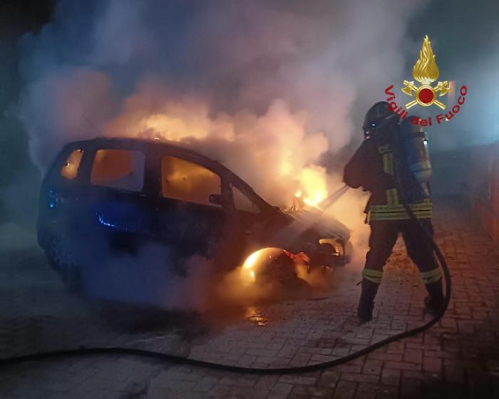 Incendio davanti alla pizzeria, paura e auto distrutta dalle fiamme. Prezioso intervento dei vigili del fuoco