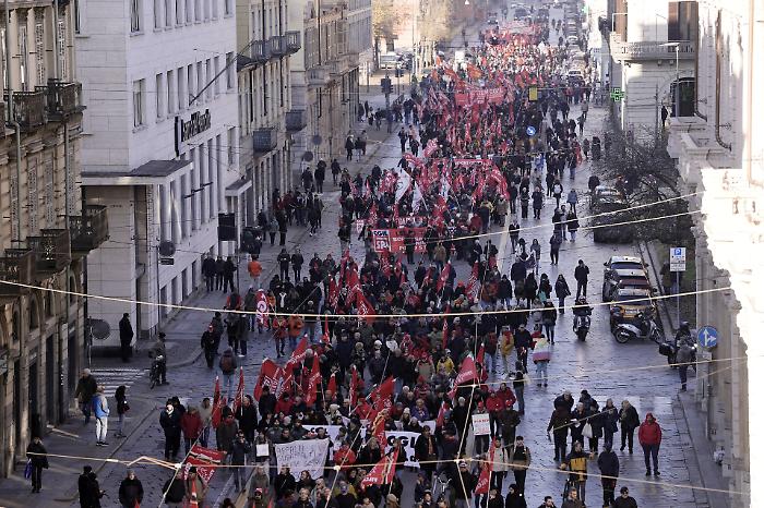 Marzo mese degli scioperi. Servizi a rischio su trasporti, scuola, servizi pubblici e traffico aereo. Il calendario
