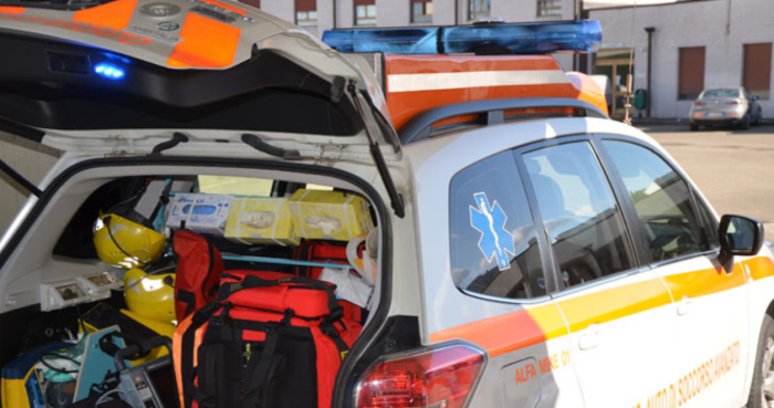 Violento incidente stradale in via Cimabue, ferita una donna. Trasportata al San Donato