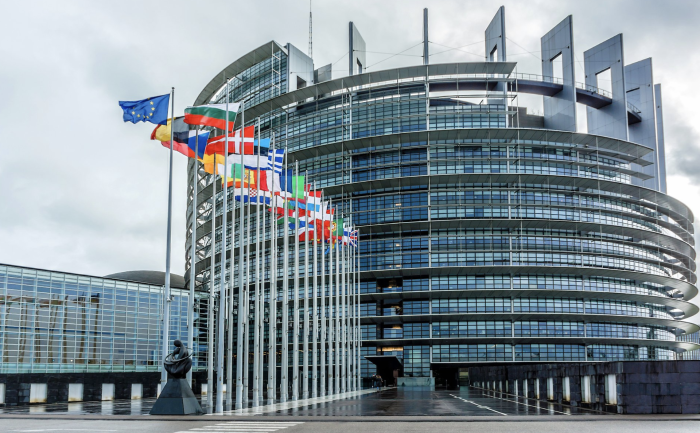 Lavoro, l'Ue assume. Il posto da favola: stipendi fino a 21 mila euro al mese. Concorso per 1.500 nuovi funzionari