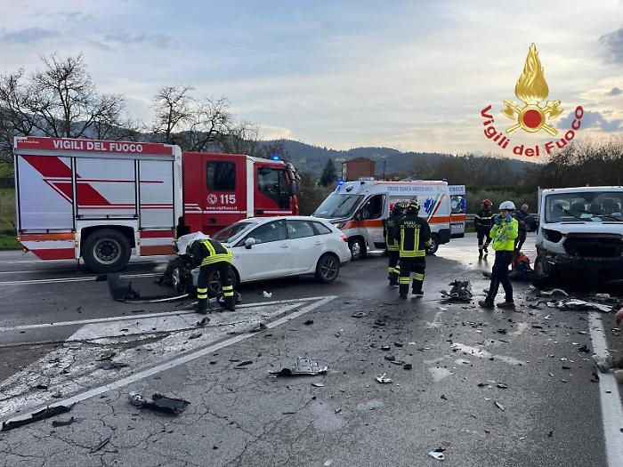 Scontro sulla 73 tra un'auto e un minivan: coinvolte 6 persone