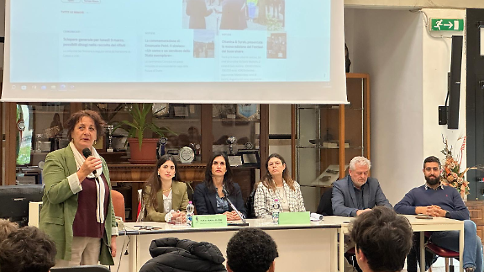 Sfoglia l'inserto Scuola & lavoro. Nelle pagine i giovani e le istituzioni,  alla scoperta della Minerva, l'iniziativa di Estra contro il bullismo 