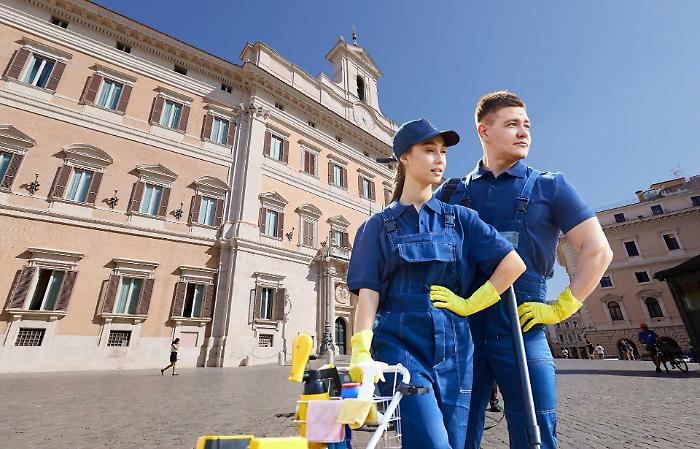 Lavoro, Montecitorio assume:  cerca 24 addetti per le pulizie in Parlamento. Il posto che tutti vogliono