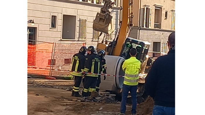 Ruspa profonda nel cantiere stradale, intervento di vigili del fuoco, polizia municipale e tecnici