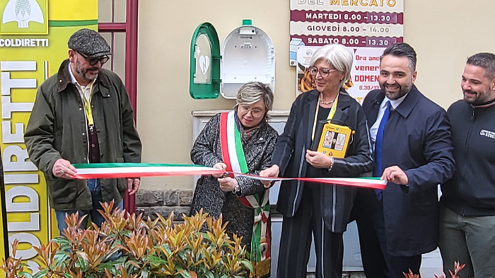 Un defibrillatore nel mercato coperto Campagna amica di Arezzo: iniziativa di Coldiretti e Ordine degli infermieri