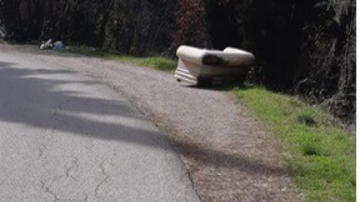 Il divano abbandonato