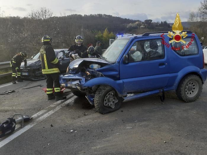 Grave incidente stradale, scontro tra tre auto. Ferita una donna