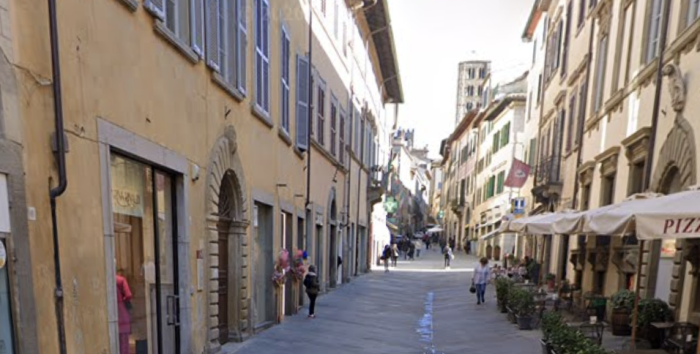 Arezzo, ruba in un negozio e scappa: fermato in Corso Italia dalla polizia e denunciato per furto aggravato