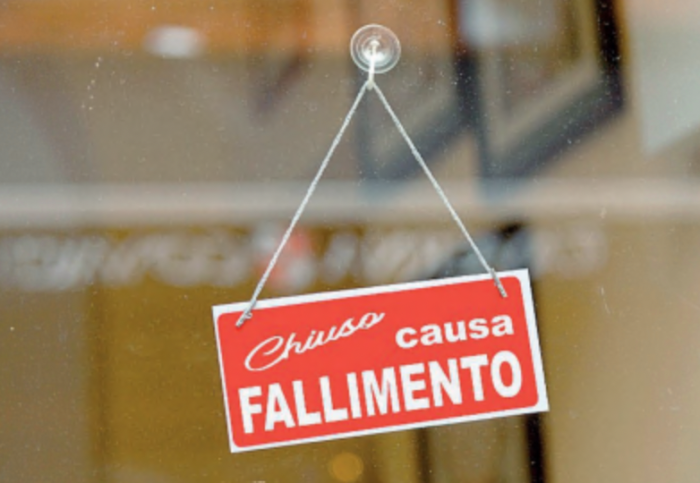 La strage dei negozi: in un anno 17 mila chiusure. E a Cortona il Pd attacca il sindaco: "Cosa fa l'Amministrazione?"