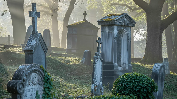 All'asta dodici manufatti cimiteriali