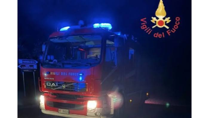 Incendio nella sala da ballo, incolumi le tre persone presenti. Struttura avvolta dalle fiamme nella notte