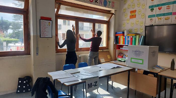 Gli scrutatori mentre puliscono i vetri