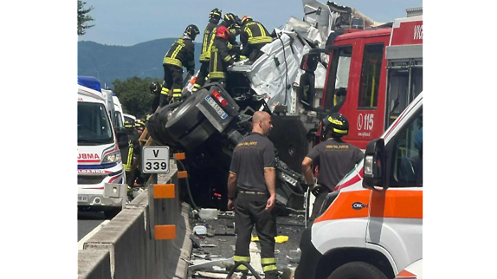 Inferno in A1, tre morti perch&eacute; guidava il tir e faceva video col cellulare: verso il processo al camionista. Cosa &egrave; la "colpa cosciente"