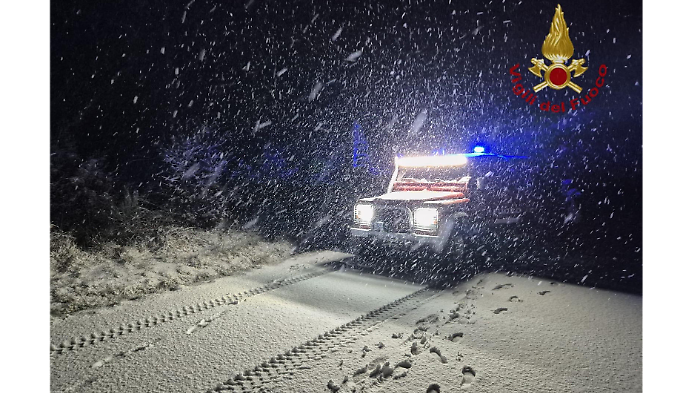 Neve, auto resta bloccata: ragazza viene recuperata dai vigili del fuoco nella notte sulla Consuma