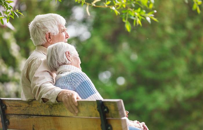 Emergenza anziani in Toscana. Nel 2055 pi&ugrave; di un 65 ogni tre residenti. "Cos&igrave; vengono travolte le famiglie"