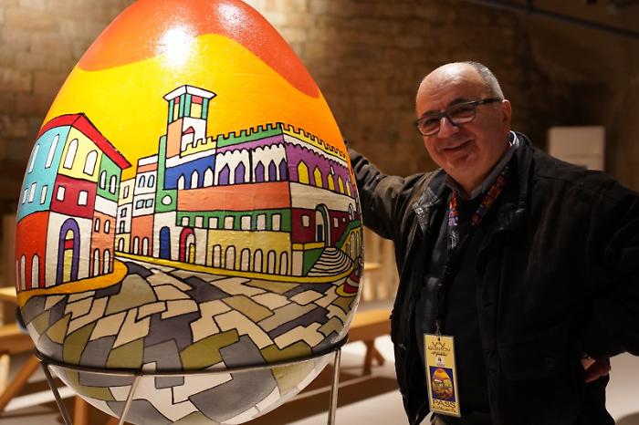 Perugia a passo d'uovo:  il maestro Francesco Quintaliani dipinge la citt&agrave; su maxi uova
