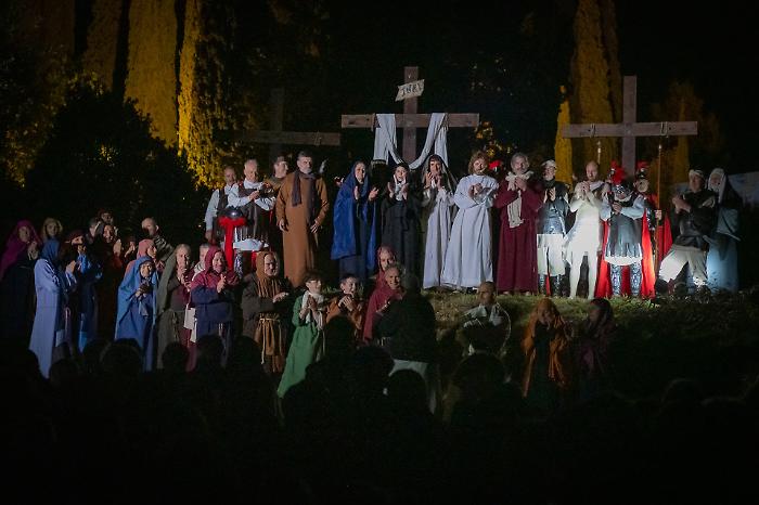 Il gruppo di attori e comparse alla Sassaia