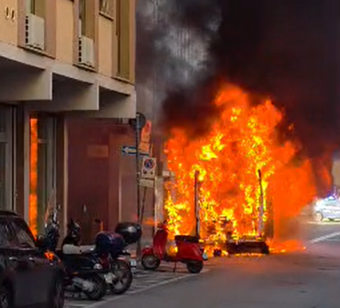Ambulanza va a fuoco in pieno centro, tre volontari intossicati. Sfiorata la tragedia. Il video 