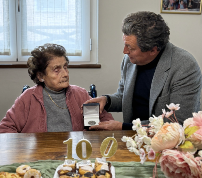 La signora Rosa compie 100 anni. La festa con la numerosa famiglia e la medaglia di San Michele Arcangelo