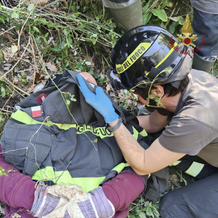 Precipita in un dirupo durante l'escursione. Salvato dai Vigili del fuoco