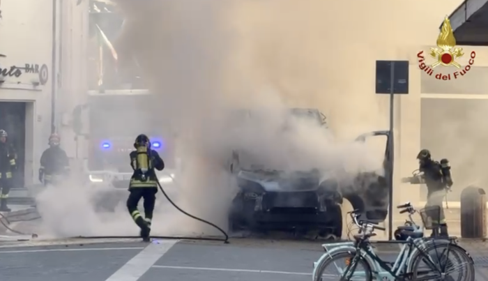 Le fiamme in centro, il super intervento dei Vigili del fuoco, i tre intossicati. Poteva davvero essere una tragedia. Le foto