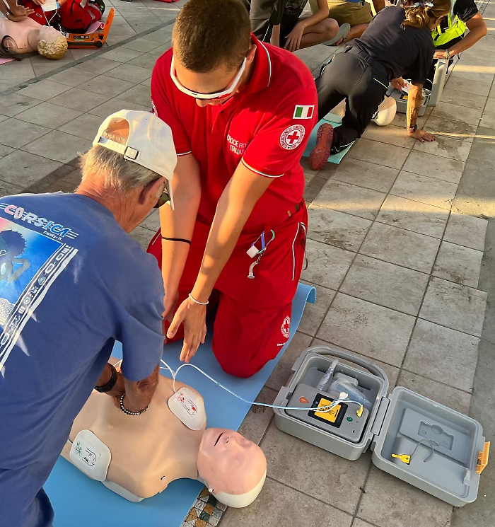 Tre vite salvate in pochi giorni. Defibrillatori, volontari e sanitari: quando la catena funziona