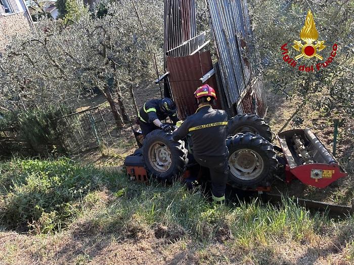 Arezzo, resta prigioniero sotto al trattore che si ribalta: liberato dai vigili del fuoco e ricoverato