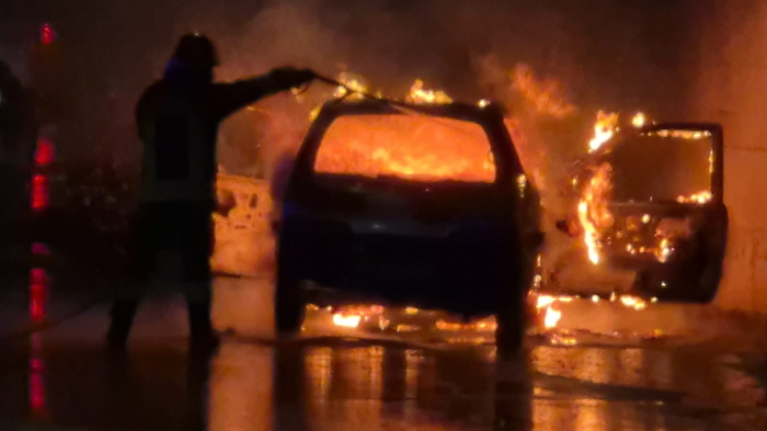 Auto in fiamme sulla Sr71: momenti di paura, soccorsi e rogo. Giovane esce dall'abitacolo prima che sia troppo tardi