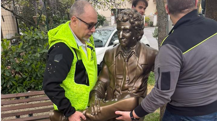 La statua di Francesco Nuti