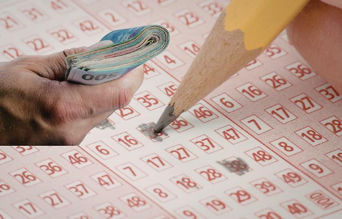 Lotto, i numeri dell'estrazione di oggi, marted&igrave; 14 aprile