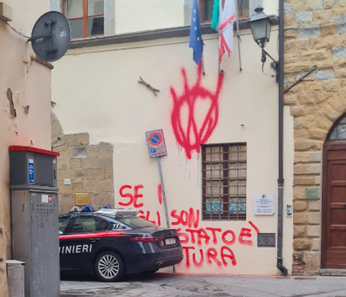 Famiglia nel bosco e bambini tolti ai genitori, il duro attacco agli autori delle scritte: "Gravi violazioni penali. Vanno trovati"