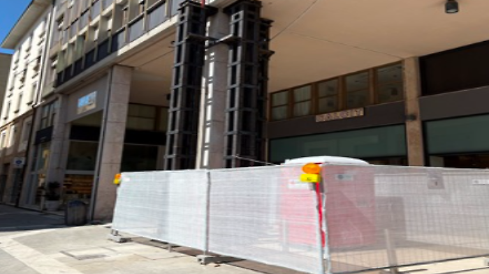 Via le transenne dopo 10 giorni, riaperti il palazzo e piazza San Jacopo