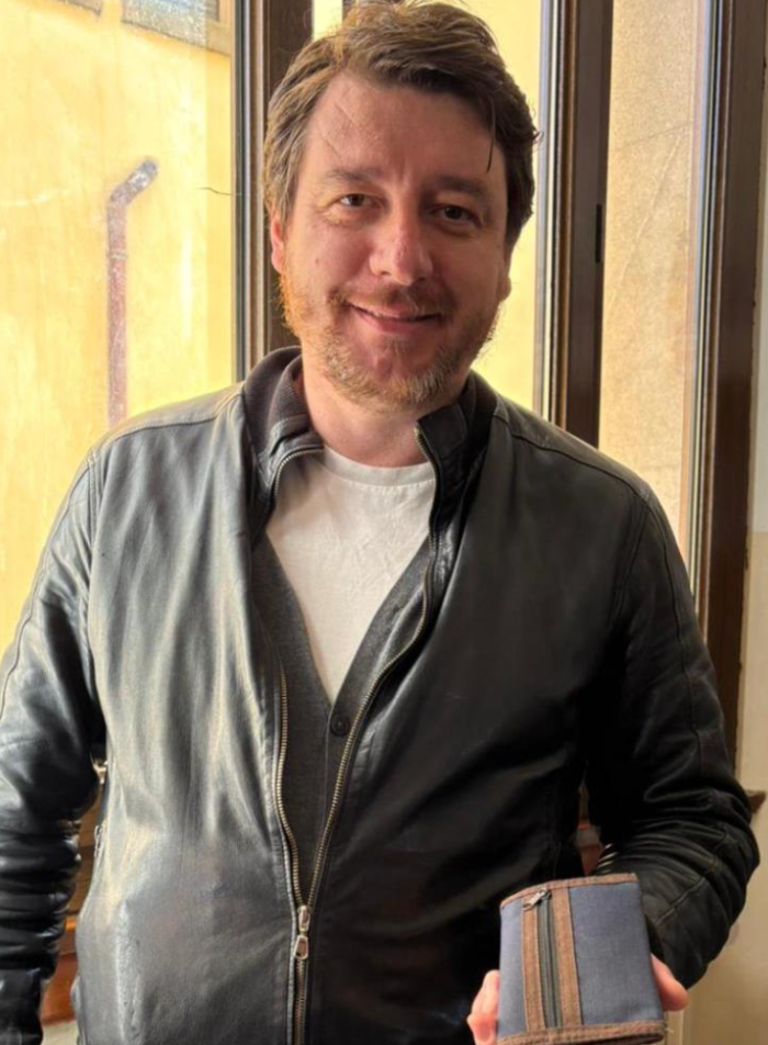 Trova un portafogli pieno di soldi e lo restituisce. Il venerd&igrave; 17, il quadrifoglio e una bella storia di onest&agrave;