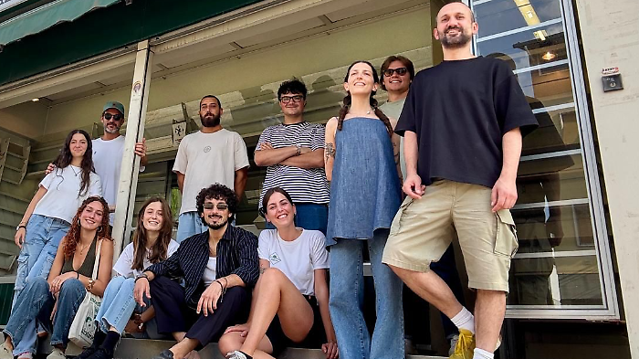 I ragazzi che hanno riaperto l'edicola