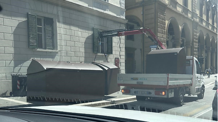 Il camion che porta via i cassonetti