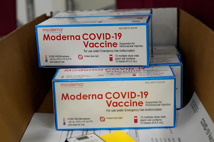 Un solo vaccino contro influenza e Covid. L'Europa approva il primo scudo immunitario combinato al mondo. E' realizzato da Moderna