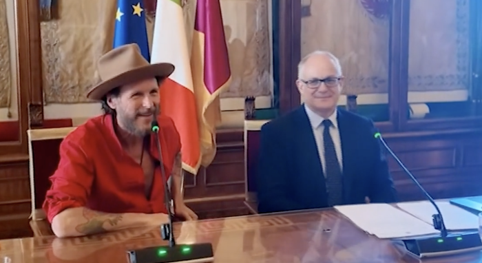 Jovanotti compie 60 anni  e riparte in bici. I concerti, Sanremo, la lupa capitolina, il duetto con il sindaco: "Mi fate assessore?"