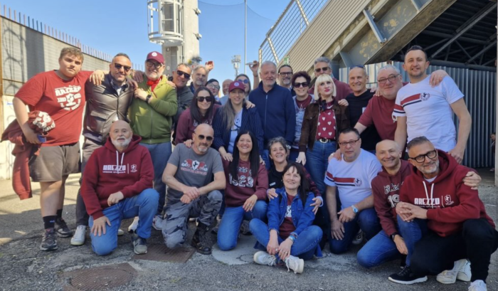 Arezzo - Torres, Orgoglio Amaranto: "Ogni tifoso, una bandiera. Fuori la voce". La visita di Manzo e Cutolo