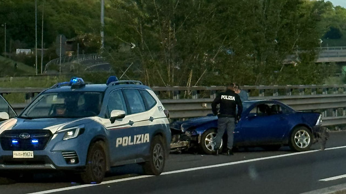 Incidenti in A1 con mezzi pesanti coinvolti, auto colpita dal carico perso dal camion: feriti, soccorsi e disagi 