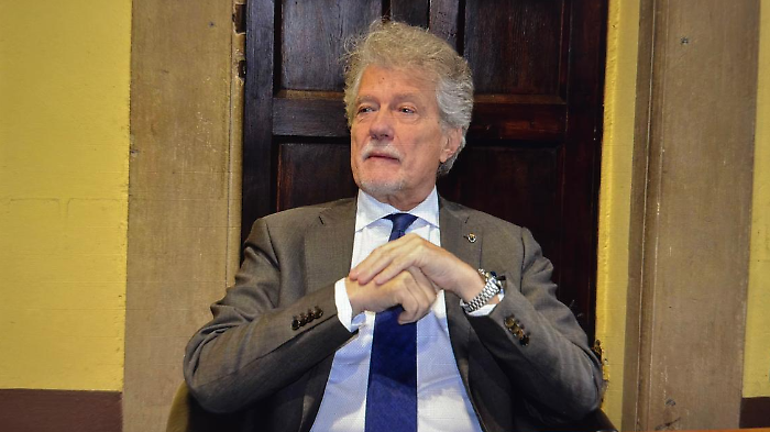 Il sindaco di Arezzo: "Il liceo per tutti e per superare le distanze"