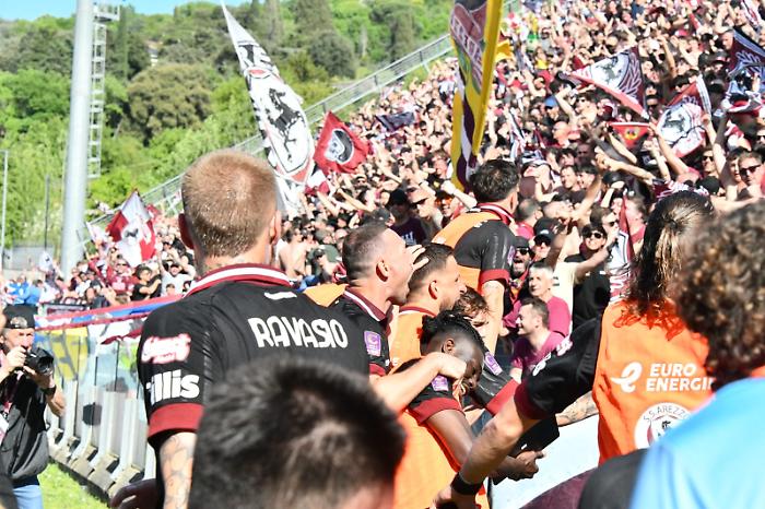 L'abbraccio tra tifosi e curva