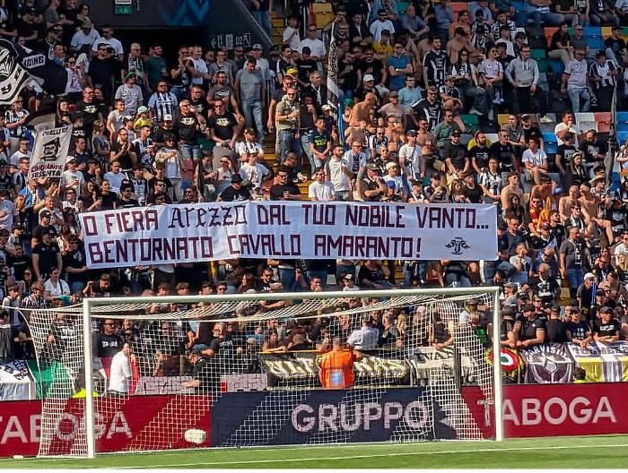 Lo striscione dei tifosi dell'Udinese