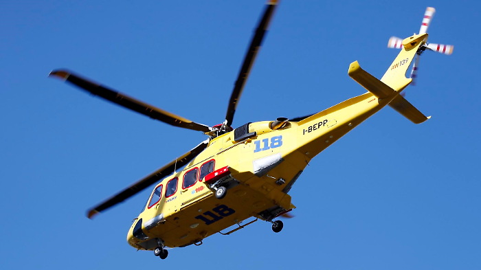 Motociclista ferito in un incidente nei boschi del Casentino: soccorso dai vigili del fuoco e trasferito con l'elicottero del 118 a Careggi