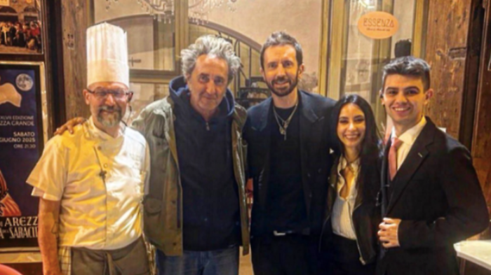 Paolo Sorrentino tra i banchi della Fiera Antiquaria: tappa in Piazza Grande e a tavola con Andrea Scanzi
