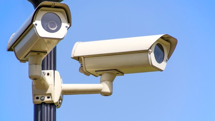 Urta un'auto parcheggiata e scappa: rintracciato grazie alle telecamere della videosorveglianza