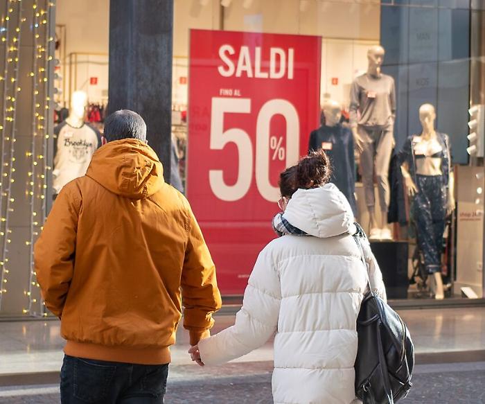 Dopo la corsa ai regali di Natale è già conto alla rovescia per i saldi invernali: il via il 4 gennaio. Epifania con sconti