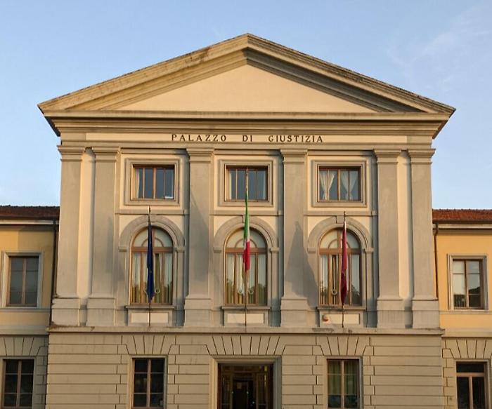 Spara con la pistola al cane che gli entra in giardino: indagato