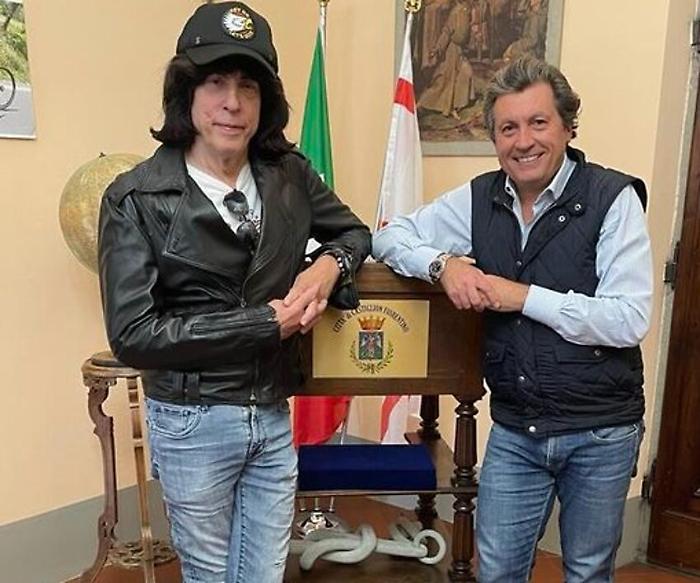 Castiglion Fiorentino, il batterista Marky Ramone ha comprato casa nel centro storico 