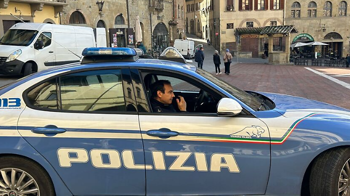 Gomitata al volto della poliziotta, il giovane africano che l'ha colpita è stato scarcerato