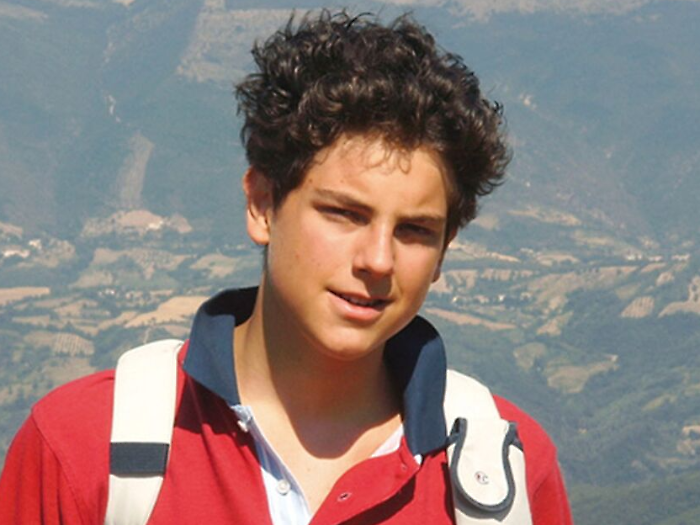 Carlo Acutis, chi era e perch&eacute; diventa santo. La passione per internet e l'informatica, la malattia, come &egrave; morto e i miracoli